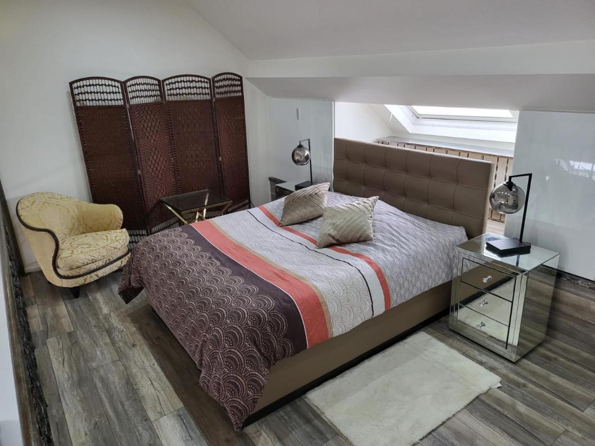 Duplex Elegant Situe A 1min De La Gare Du Nord Brussel